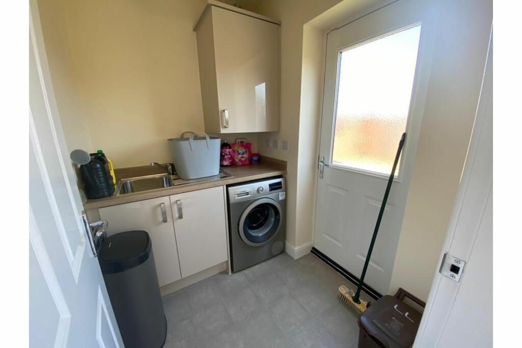 4 bedroom detached house for sale in Bhullar Way, Oldbury, B69