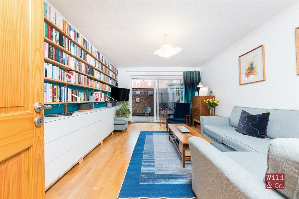 3 bedroom flat for sale in Harleston Close, Hackney, E5