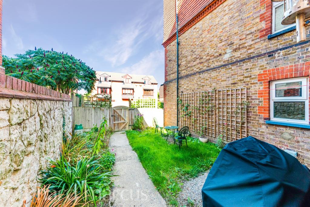 1 bedroom ground floor flat for sale in Croydon Road, Reigate, RH2