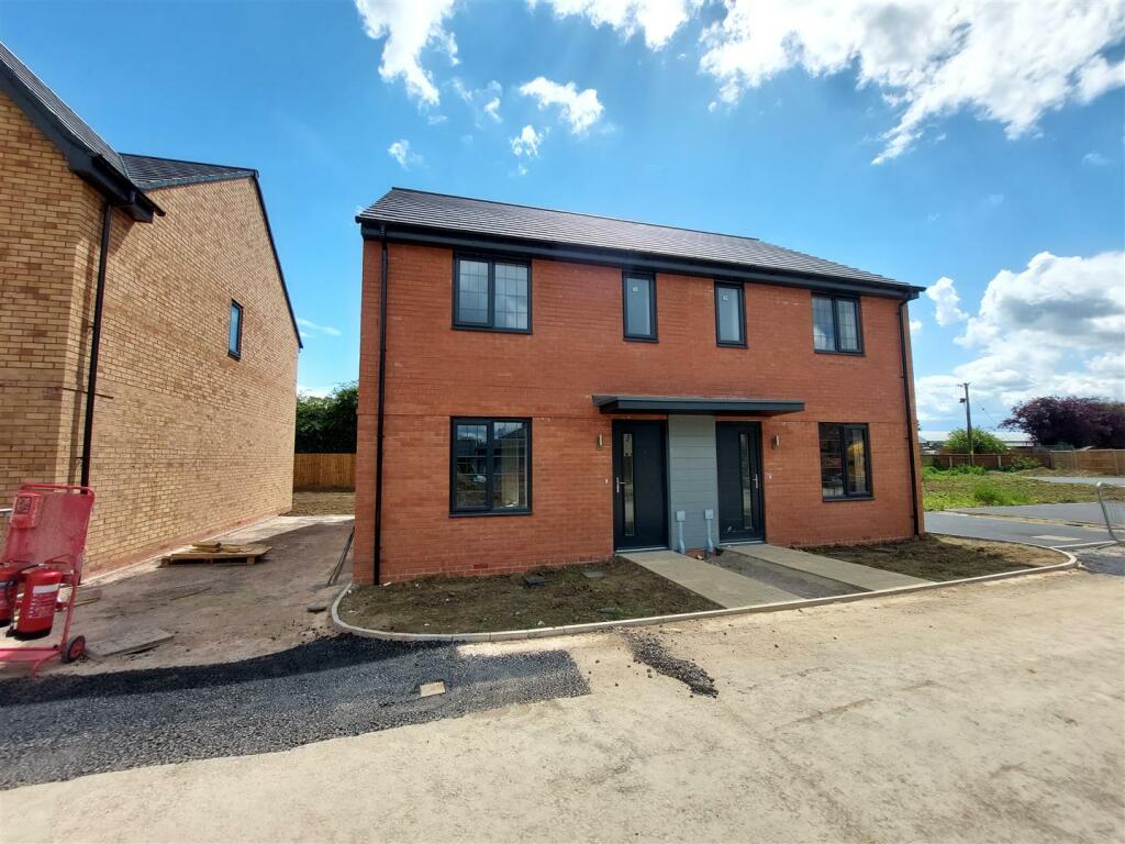 2 bedroom house for sale in Howells Drive, Down Hatherley, Shared