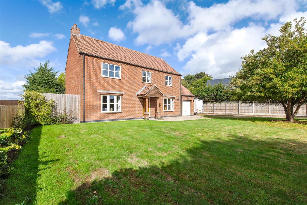 4 bedroom detached house for sale in Wath Lane, South Hykeham, Lincoln, LN6