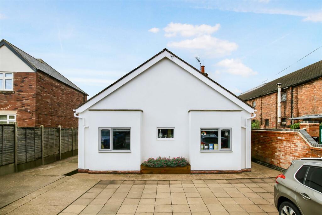 3 bedroom bungalow for sale in Farndon Road, Newark, NG24 3 bedroom bungalow for sale in Farndon Road, Newark, NG24