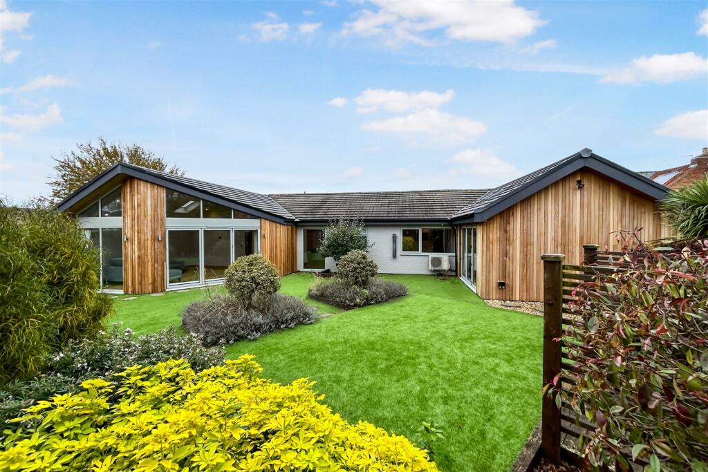 4 bedroom bungalow for sale in Lilley Street, Long Bennington, Newark, NG23