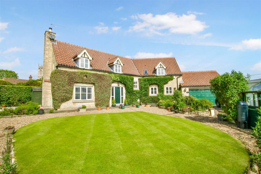 5 bedroom detached house for sale in Staples Court, Great Ponton, NG33