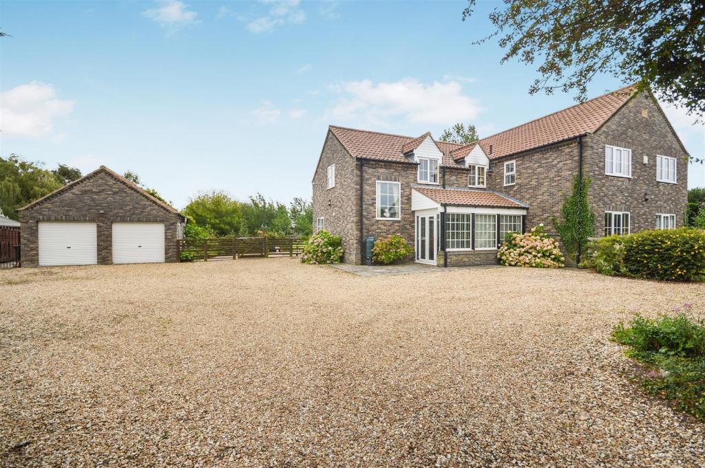 4 bedroom detached house for sale in Middle Fen Lane, Washingborough