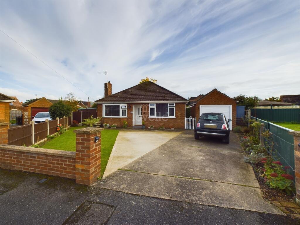 2 bedroom detached bungalow for sale in Hamilton Road, North Hykeham, LN6
