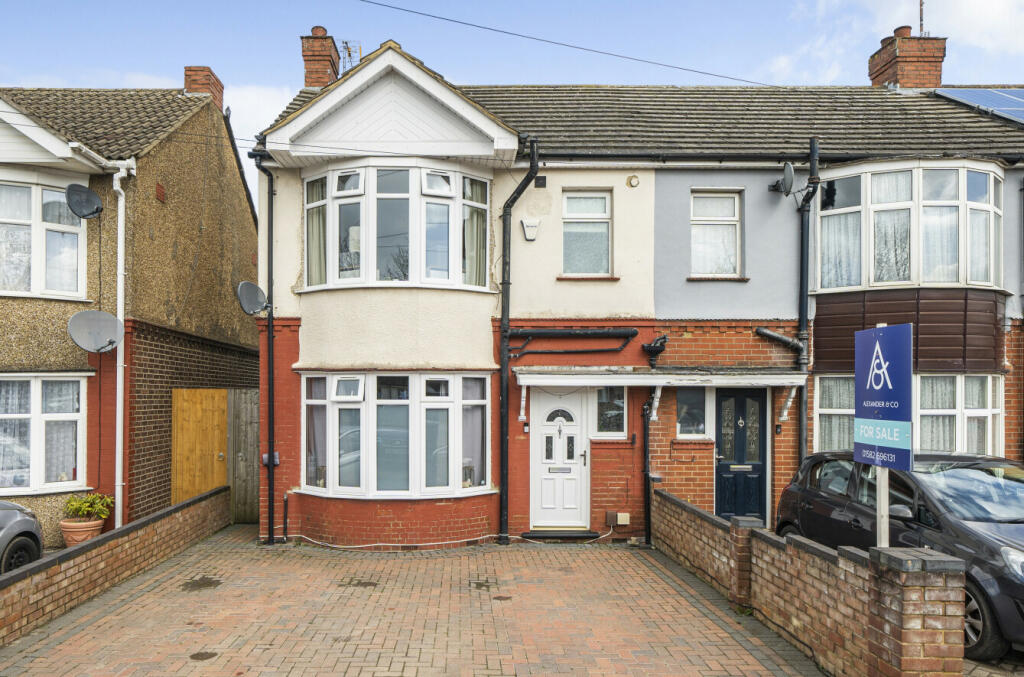 3 bedroom semi-detached house for sale in Poynters Road, Luton, Bedfordshire, LU4