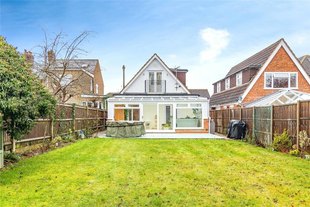 3 bedroom detached house for sale in Downs Road, Dunstable