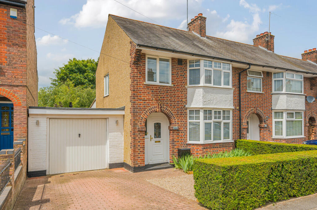 3 bedroom end of terrace house for sale in Garden Road, Dunstable
