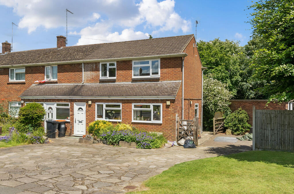 3 bedroom end of terrace house for sale in Maidenbower Avenue