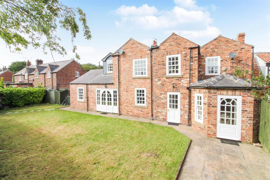 5 bedroom semidetached house for sale in Butts Lane, Tibthorpe