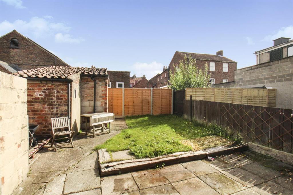 3 bedroom detached house for sale in Westgate, Driffield, YO25