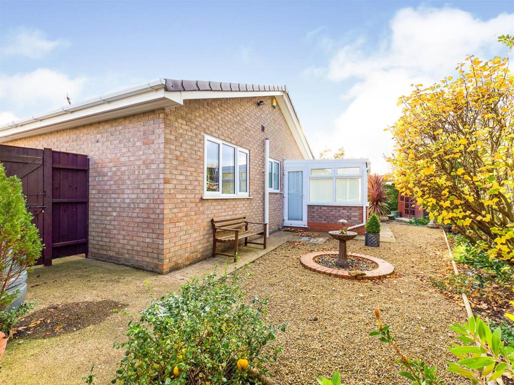 2 bedroom detached bungalow for sale in The Horseshoe, Driffield, YO25