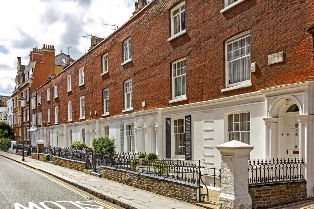 4 bedroom terraced house for sale in Kensington Court Place, Kensington, W8