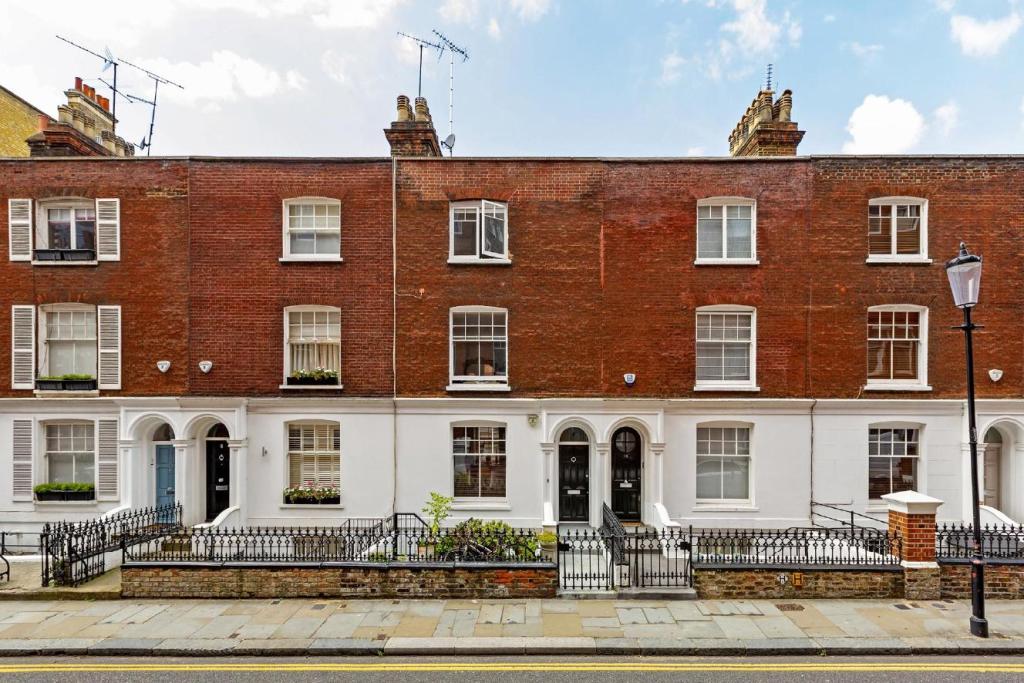 4 bedroom terraced house for sale in Kensington Court Place, Kensington, W8