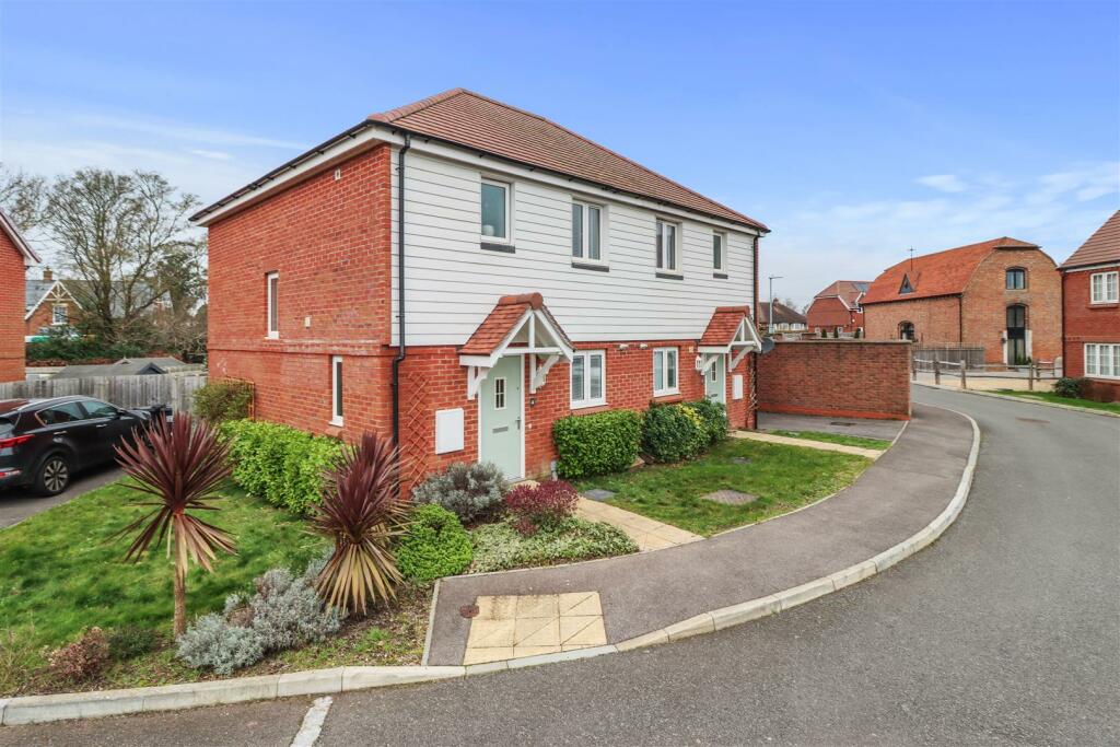 2 bedroom semidetached house for sale in Coach Barn Lane, Hailsham, BN27