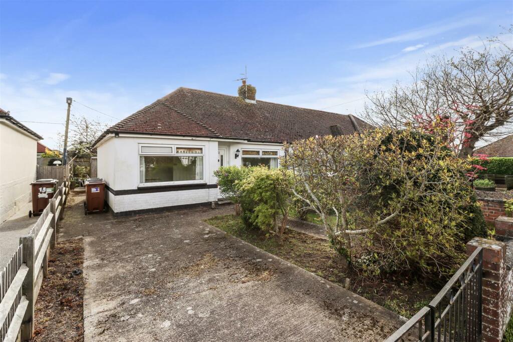 2 bedroom semidetached bungalow for sale in West Close, Polegate, BN26
