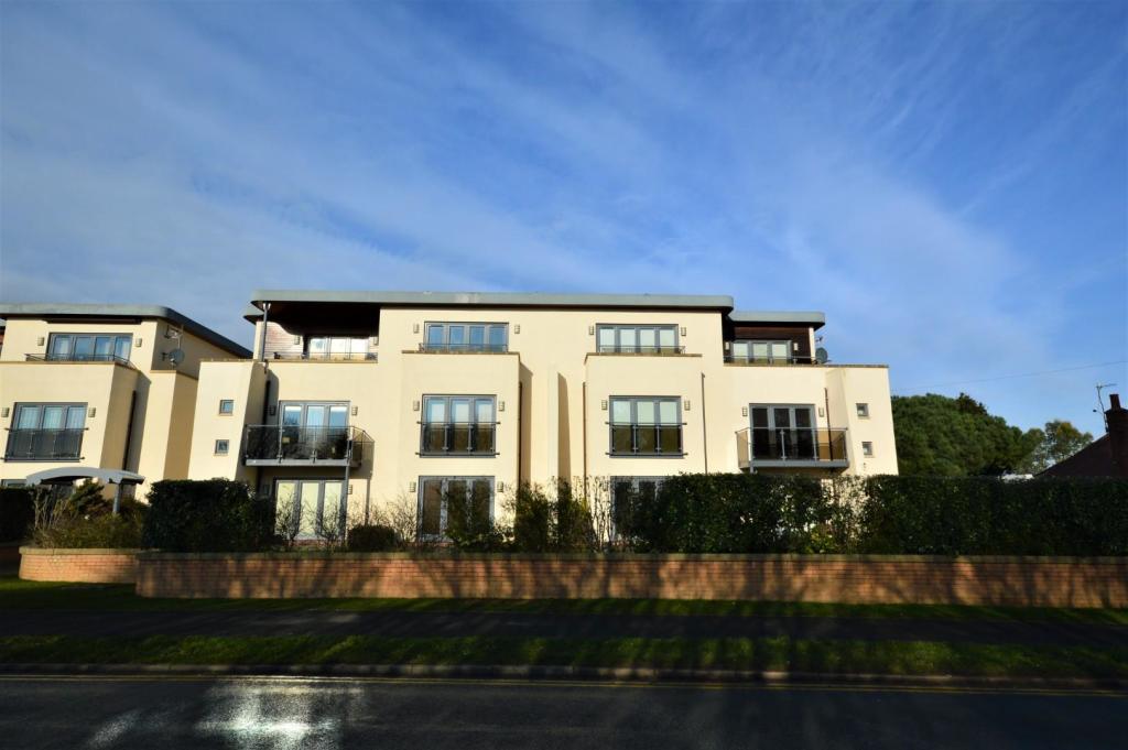 2 bedroom flat for sale in Scalby Mills Road, Scarborough, YO12