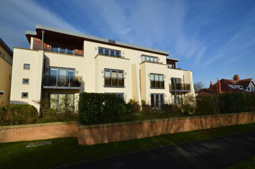 2 bedroom flat for sale in Scalby Mills Road, Scarborough, YO12