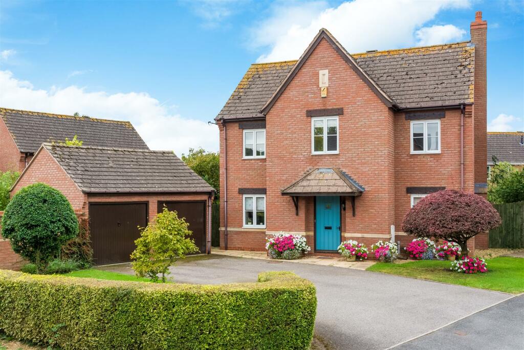 5 bedroom detached house for sale in Churchward Close, Honeybourne, WR11