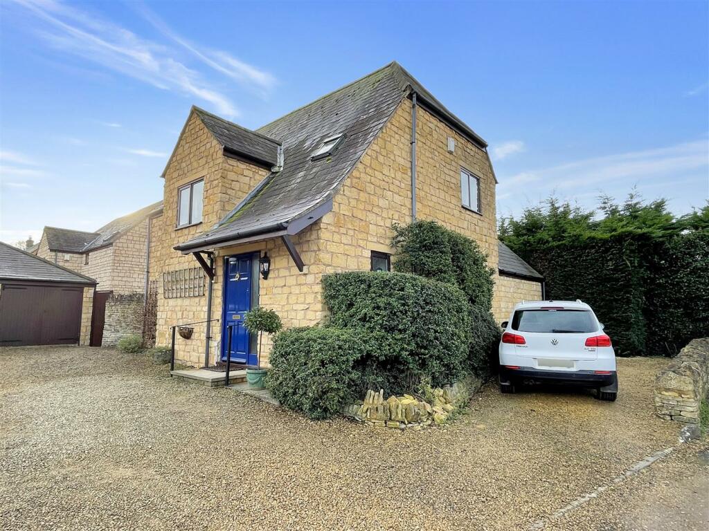 3 bedroom detached house for sale in Coldicotts Close, Chipping Campden, GL55