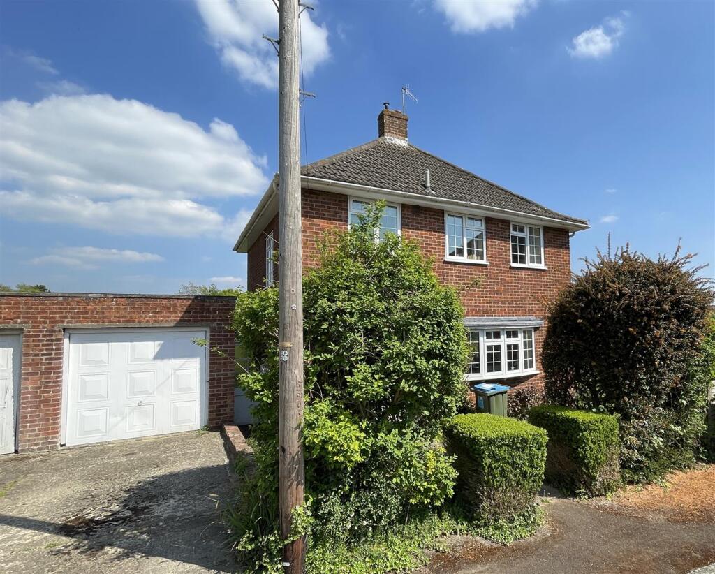 Main image of property: Paiges Farm Close, Weald, Sevenoaks