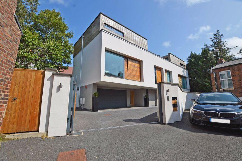 Main image of property: REDUCED BY £50,000 - 5a Chapel Street, Poulton-Le-Fylde, FY6 7BQ