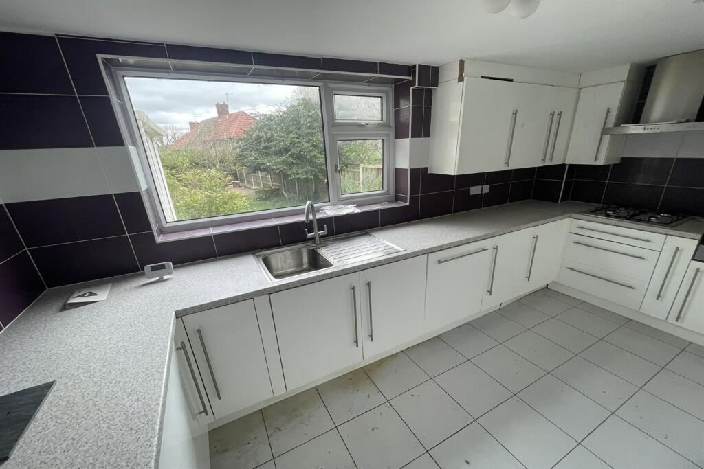 3 bedroom semi-detached house for rent in Farfield Avenue, Beeston, NG9 2PU, NG9