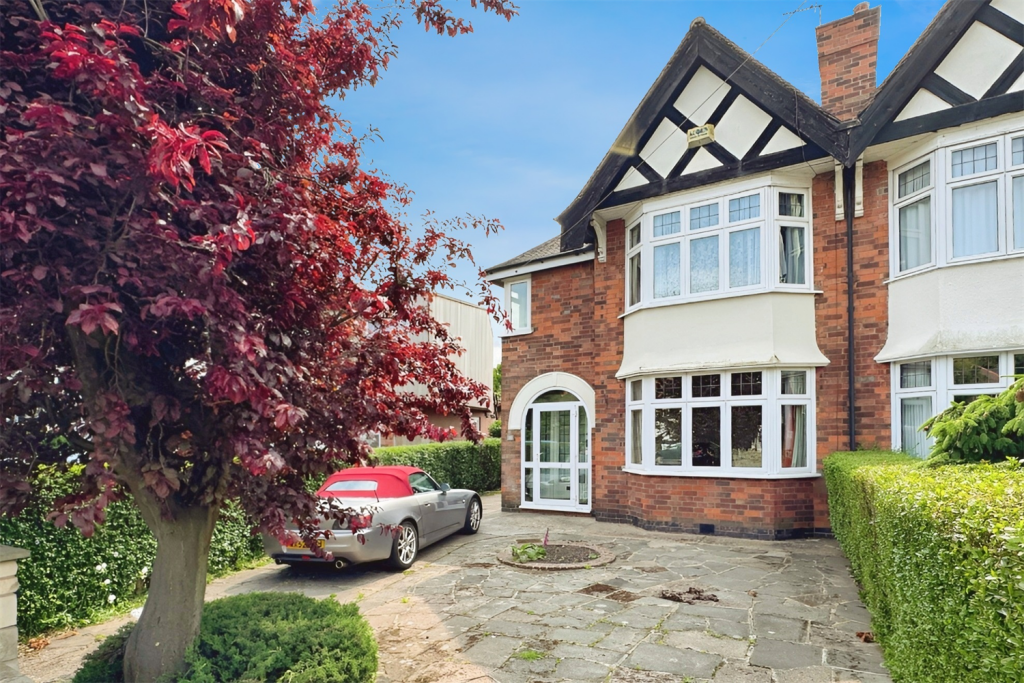 Main image of property: Endsleigh Gardens, Beeston, NG9 2HJ