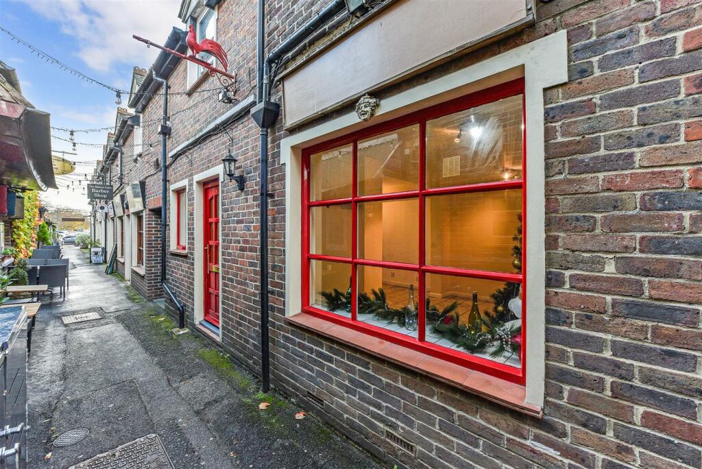 Commercial property for rent in Chapel Street, Petersfield, GU32