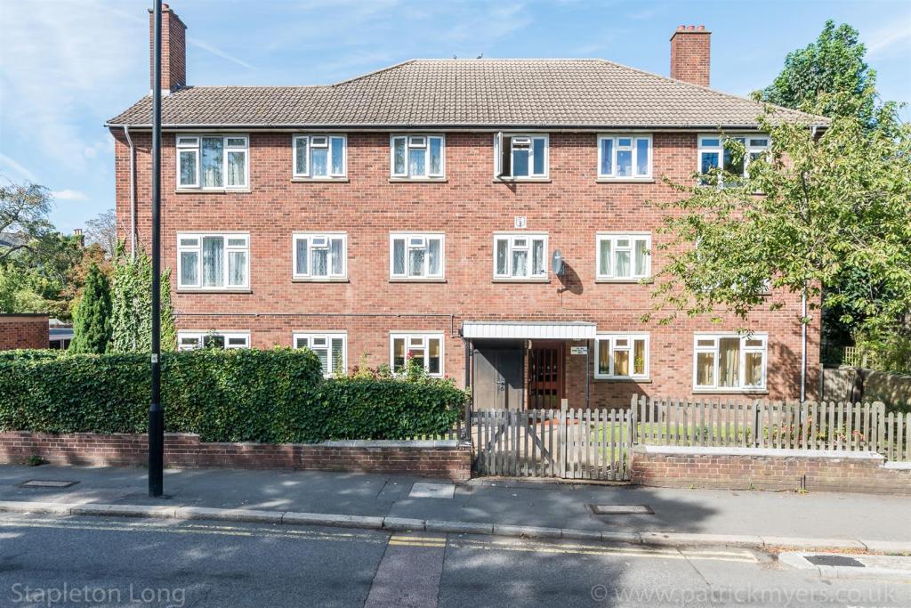 3 bedroom flat for sale in Park Hall Road, London, SE21