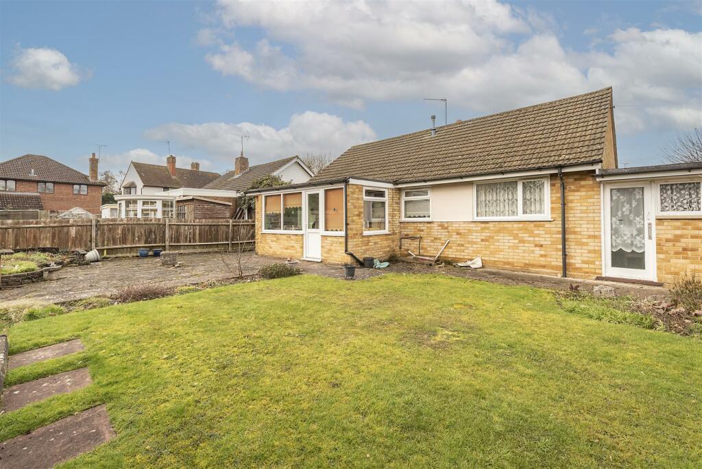 2 bedroom detached bungalow for sale in Swans Close, St. Albans, AL4