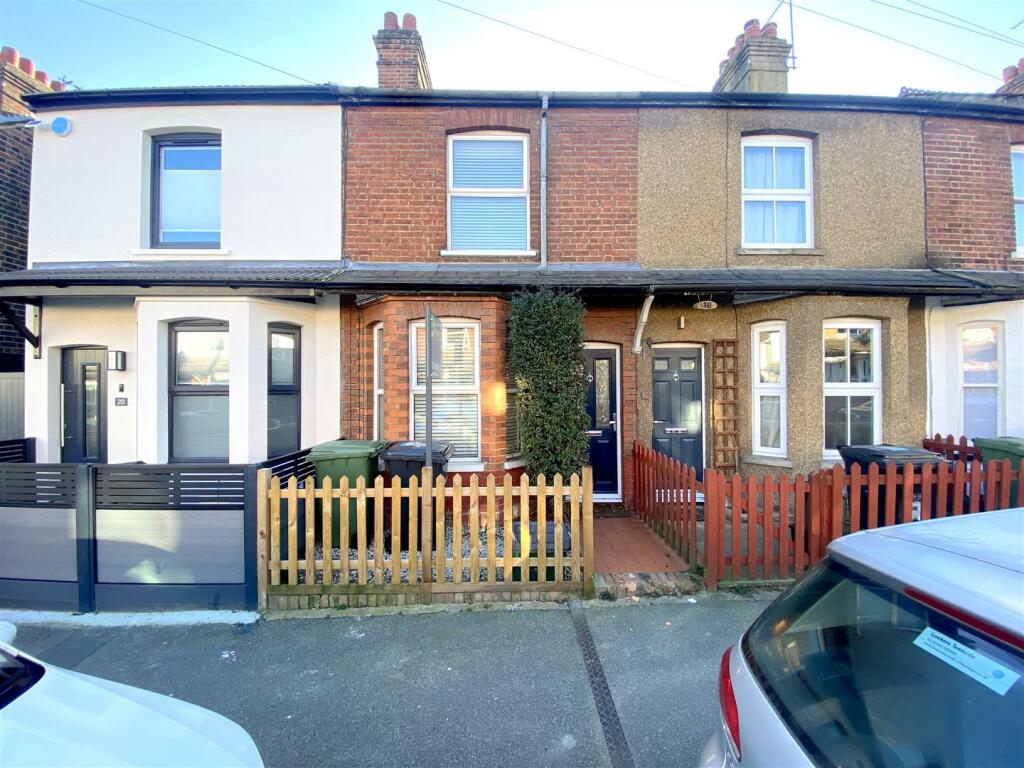 3 bedroom terraced house for sale in Camp View Road, St Albans, AL1