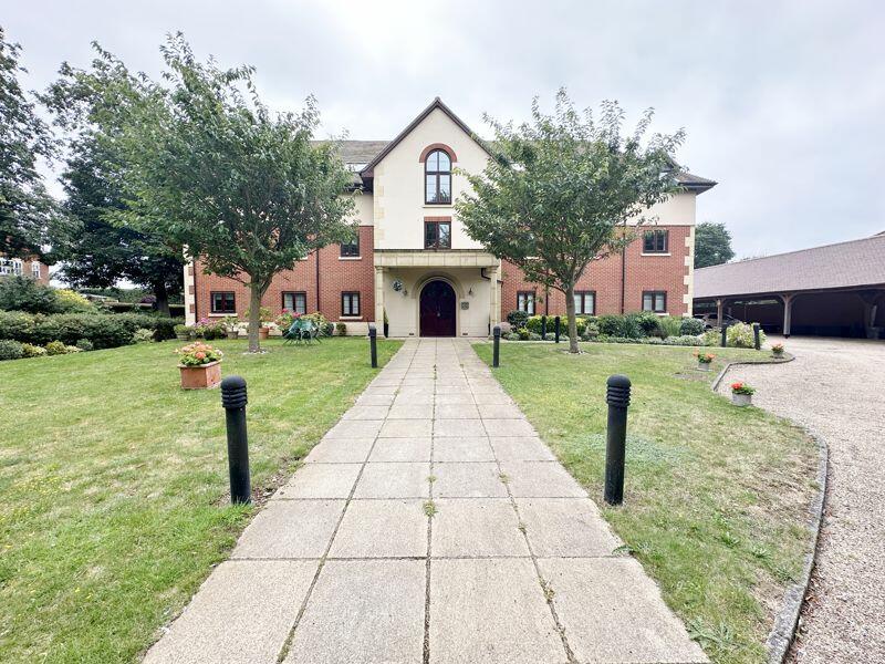 2 bedroom flat for sale in Orsett Village, RM16