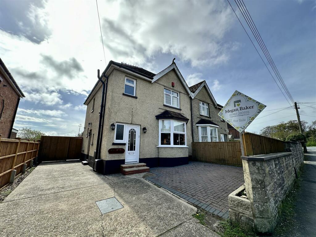 3 bedroom semidetached house for sale in Station Road, Wootton Bridge