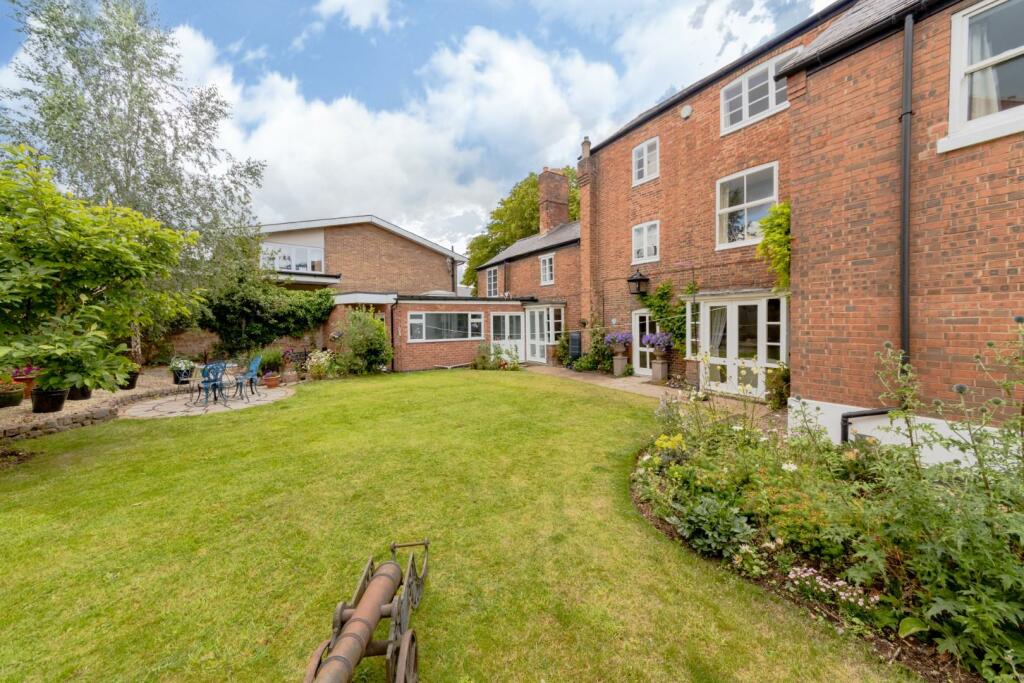 6 bedroom detached house for sale in 5 BEDS & ANNEXE Upper Church