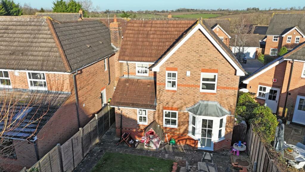 3 bedroom detached house for sale in Hartopp Close, Bushby