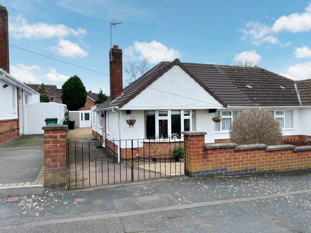 2 bedroom bungalow for sale in Highcroft Avenue, Oadby, Leicester, LE2