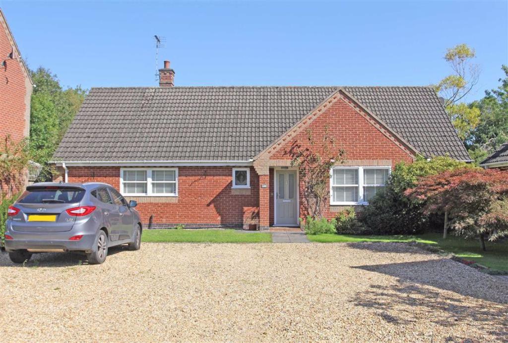 3 bedroom detached bungalow for sale in Knighton Church Road, South