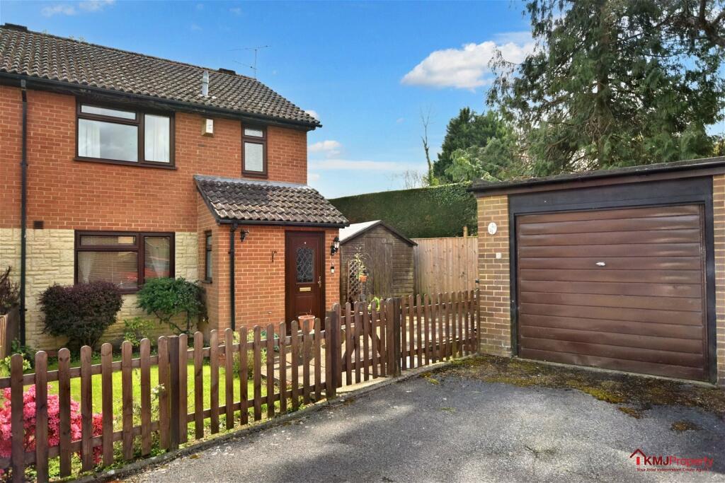 3 bedroom semidetached house for sale in Medway Drive, Forest Row, RH18
