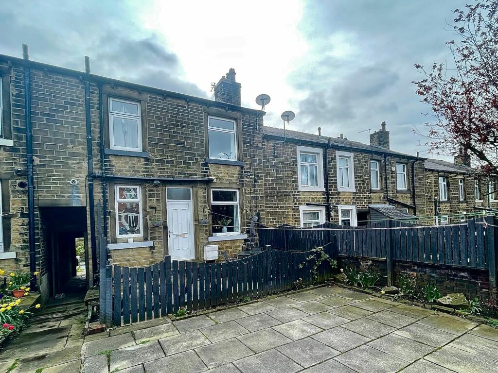 2 bedroom terraced house for sale in Broomfield Road, Marsh, HD1