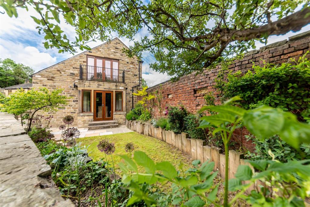 3 bedroom detached house for sale in Brewery Yard, Fenay Bridge