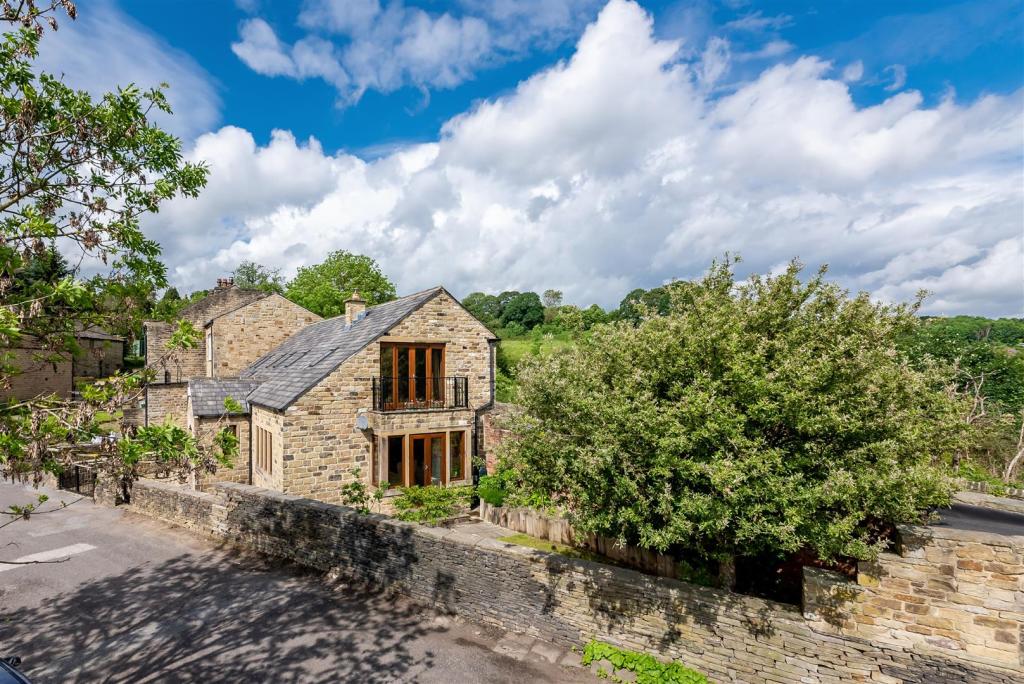 3 bedroom detached house for sale in Brewery Yard, Fenay Bridge