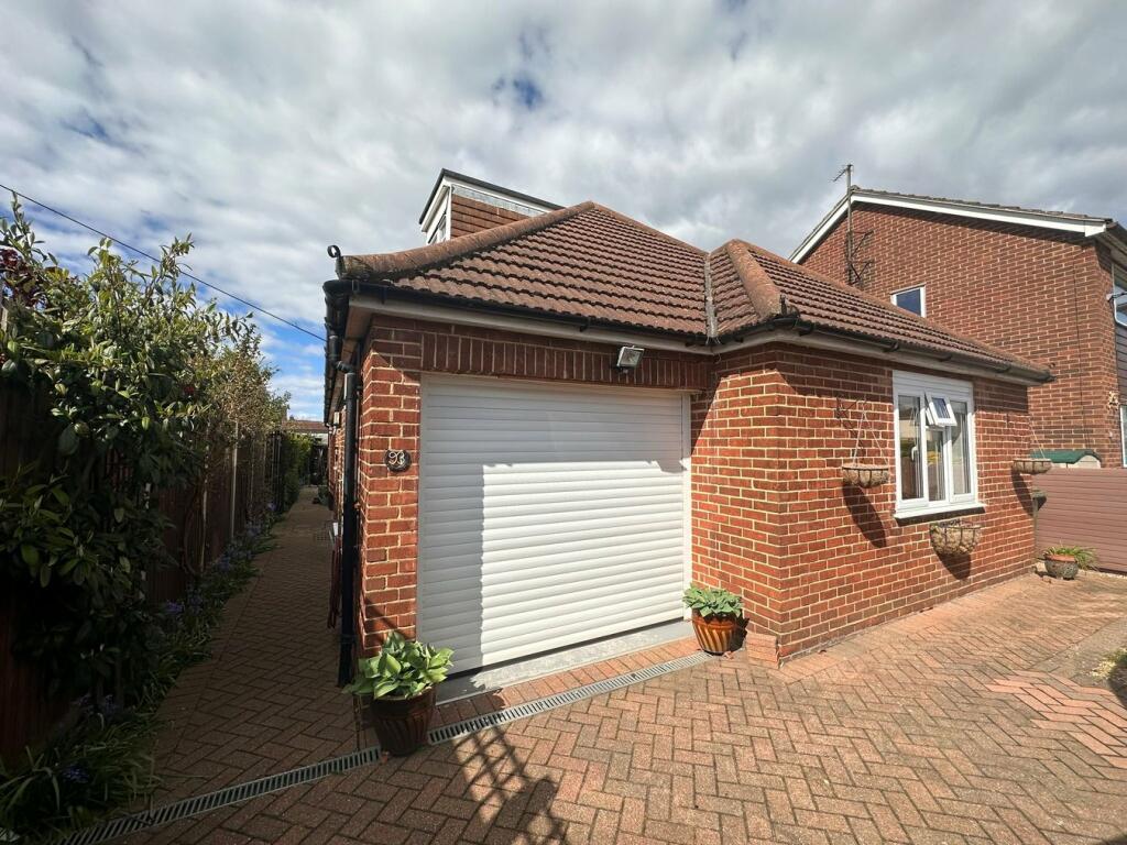 4 bedroom chalet for sale in Potton Road, Biggleswade, SG18