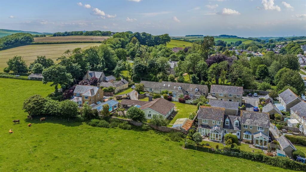 4 bedroom bungalow for sale in Manor Farm Close, Martinstown