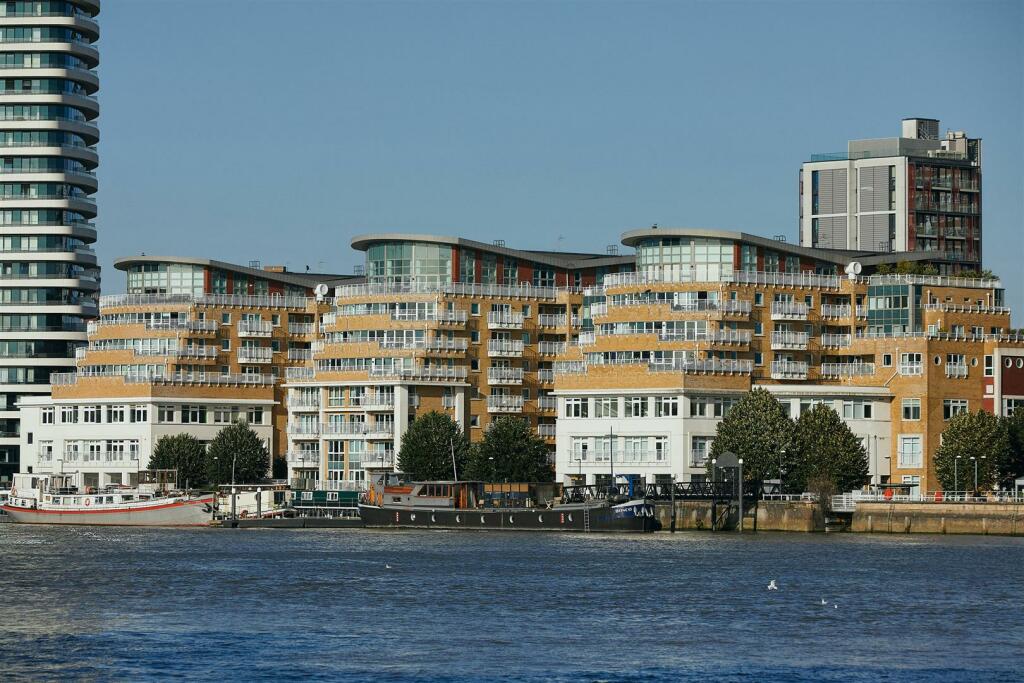 2 bedroom flat for sale in Oyster Wharf, Battersea, SW11