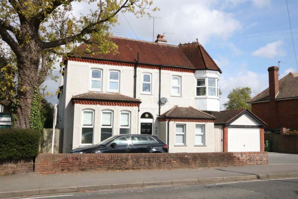 2 bedroom apartment for sale in Wood Lane, Ashtead, KT21