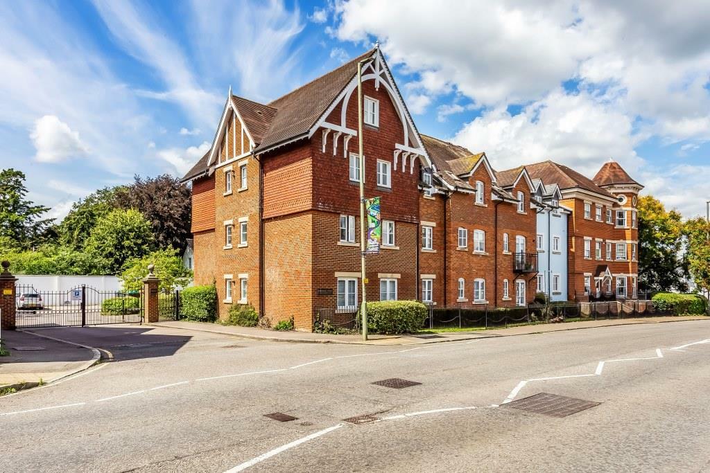 2 bedroom apartment for sale in Horsham Road, Dorking, RH4