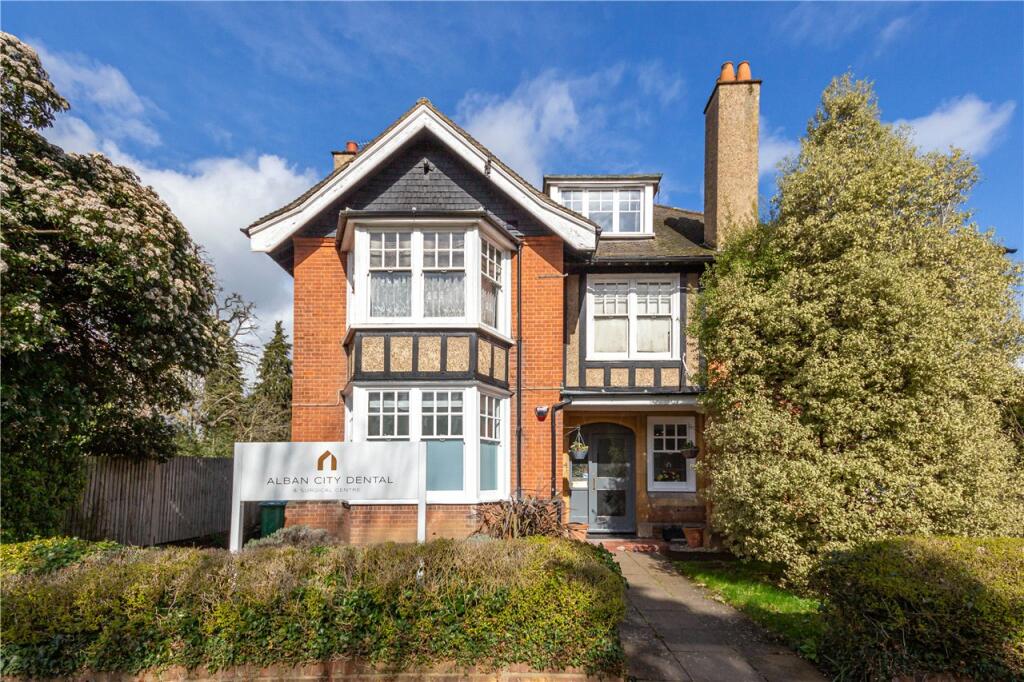 2 bedroom apartment for sale in Hall Place Gardens, St. Albans, Hertfordshire, AL1