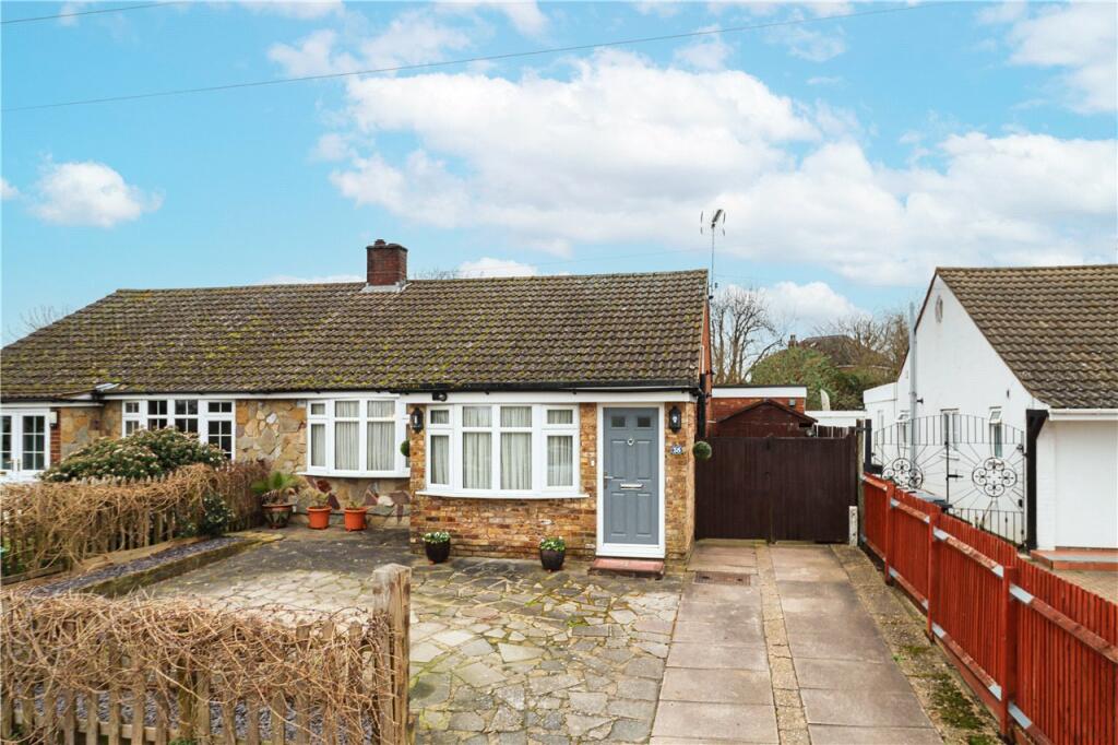 2 bedroom bungalow for sale in Chiswell Green Lane, St. Albans, Hertfordshire, AL2